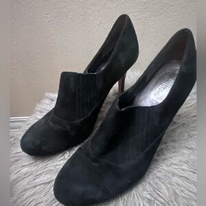 Vintage Cole-Haan Pull on Booties! Black suede and in great condition. Size 10
